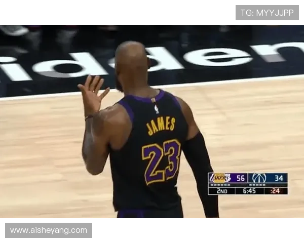 [NBA]拉塞尔送出助攻 詹姆斯起飞空接暴扣.